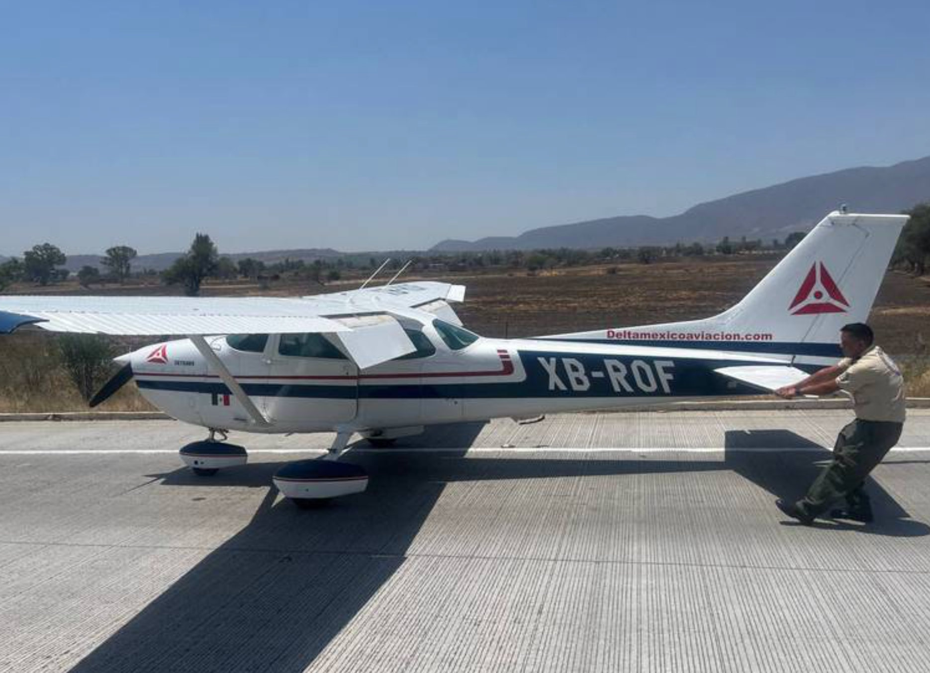 Avioneta aterriza de emergencia en Jalisco